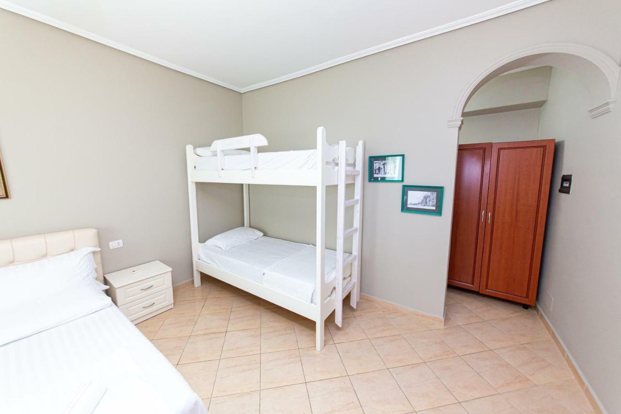 Hotel Roi Radhimë Buitenkant foto