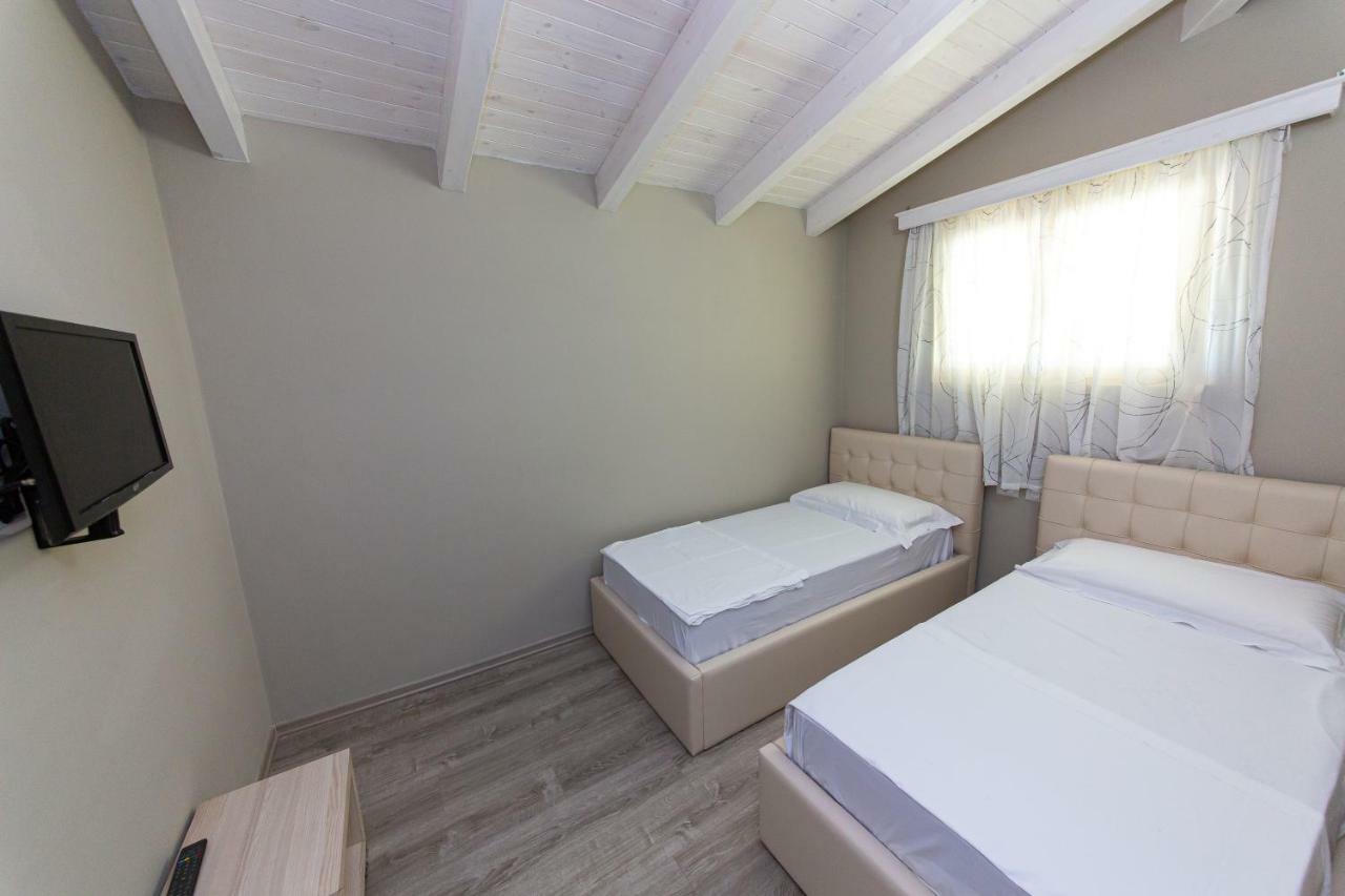 Hotel Roi Radhimë Buitenkant foto